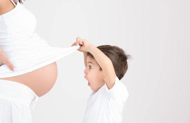 En attendant petit frère: Livre pour enfant qui va devenir grand frère ou  grande soeur - Dès 2 ans - Expliqué avec des mots simples et des situations